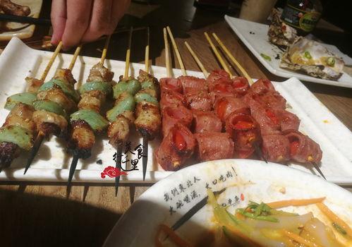 女生吃烤串生活照